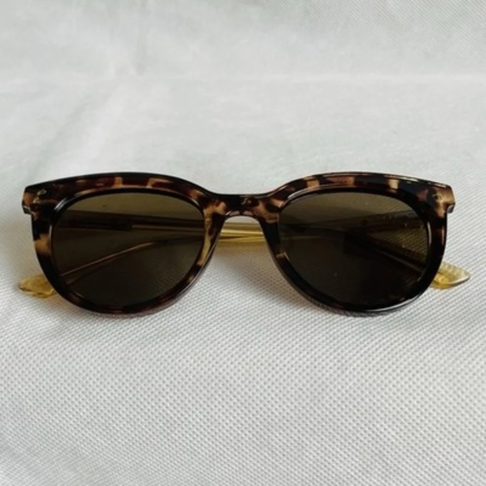 Prive Revaux The Kiki Tortoise Shell Brown Polarized Sunglasses Case Cloth